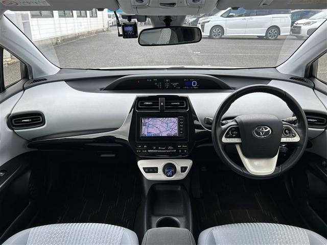 プリウス Ｓ　ＬＥＤヘット　盗難防止システム　スマキー　ＡＣ　ナビ＆ＴＶ　ドライブレコーダー　メディアプレイヤー接続　横滑り防止システム　バックガイドモニター　ＥＴＣ車載器　アルミホイール　運転席パワーウィンドウ（4枚目）