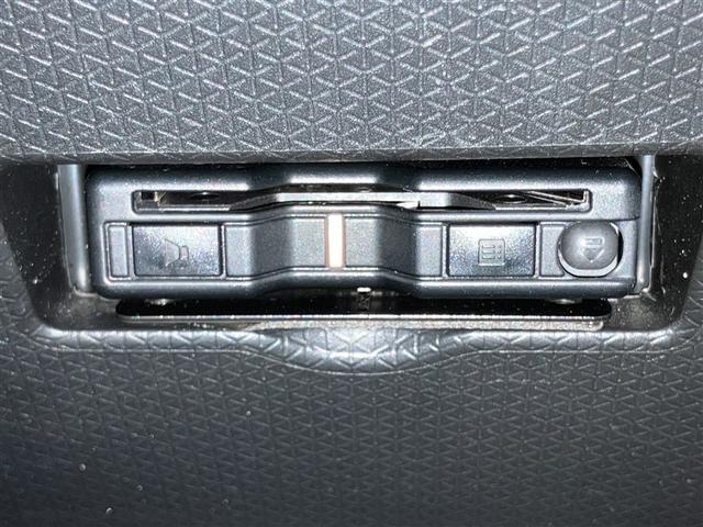 タント カスタムＸ　衝突軽減ブレーキ　アイドリングストップ機能　Ｂカメラ　ナビＴＶ　盗難警報装置　ＬＥＤ　ＥＴＣ　キーレスエントリー　スマキー　フルセグＴＶ　エアコン　Ｗエアバッグ　ＤＶＤ　パワステ　サイドエアバッグ（9枚目）