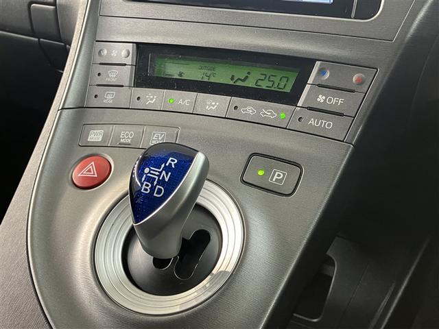 プリウス S Bモニタ- フルセグ地デジ AUX接続可 インテリキー デュアルエアバック エアB イモビライザー DVD再生可能 ワンオーナー車 ナビTV AUTOエアコン 横スベリ防止 アルミホイール ETC装備(9枚目)