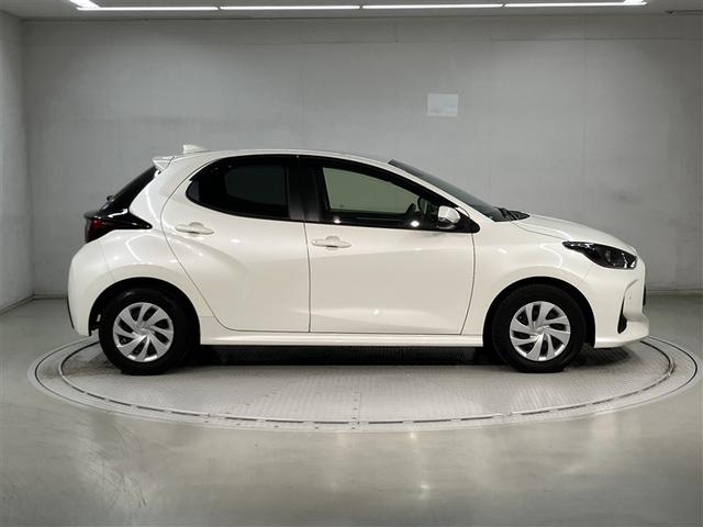 ヤリス ハイブリッドＧ　サイドエアバッグ　スマートキ　Ｂモニター　ドライブレコーダー　ＥＴＣ車載器　横滑り防止装置　クルコン　セキュリティアラーム　メディアプレイヤー接続　パワステ　キーフリー　オートエアコン　ＡＢＳ（3枚目）