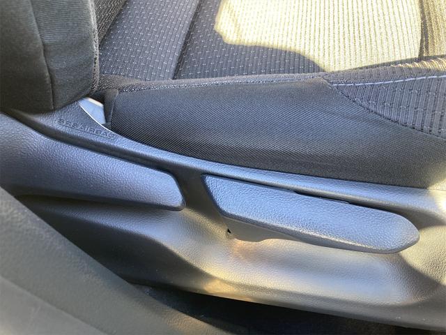 S-T LEDエディション 横滑り防止装置 23,000KM 記録簿 アルミホイール キーレス 盗難防止装置 フルセグ エアバッグ LEDヘッドライト スマートキー 4WD DVD再生 ナビTV 1オーナー バックカメラ ETC(41枚目)