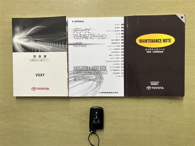 ヴォクシー Ｘ　ワンセグＴＶ　キーレスキー　左右パワースライドドア　Ｂカメ　ナビ＆ＴＶ　３列　エアコン　ＥＴＣ付き　パワステ　ＡＵＸ接続　横滑り防止機能　ＰＷ　ＬＥＤヘッドライト　ＷＳＲＳ　ウォークスルー　メモリナビ（7枚目）