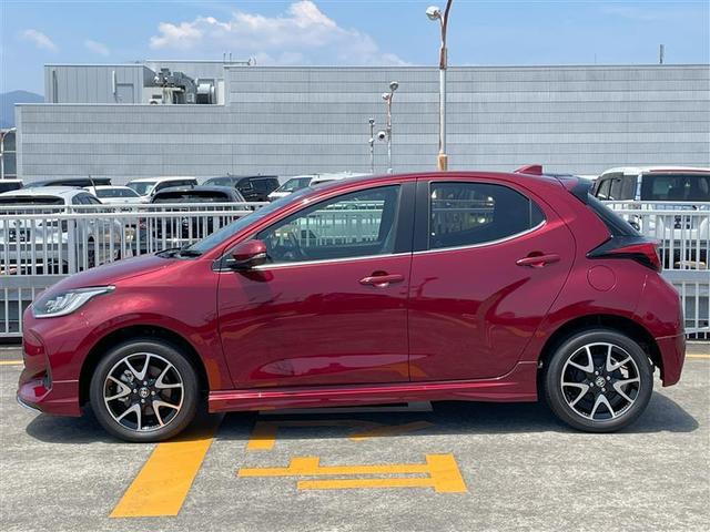 ヤリス ハイブリッドＺ　登録済未使用車　モデリスタ　エアコン　オートクルーズコントロール　　盗難防止システム　スマートキー　メモリーナビ　衝突被害軽減システム　ＬＥＤヘッドランプ　４ＷＤ　ＥＴＣ　バックカメラ　１００Ｖ電源（2枚目）