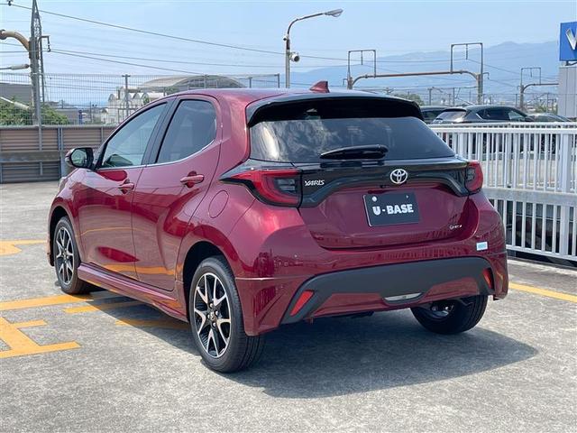 ヤリス ハイブリッドＺ　登録済未使用車　モデリスタ　エアコン　オートクルーズコントロール　　盗難防止システム　スマートキー　メモリーナビ　衝突被害軽減システム　ＬＥＤヘッドランプ　４ＷＤ　ＥＴＣ　バックカメラ　１００Ｖ電源（3枚目）