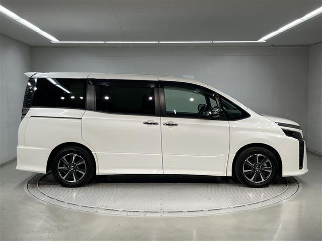 ヴォクシー ＺＳ　煌ＩＩＩ　プリクラッシュ　スマートキ　アイスト　ＤＶＤ再生機能　記録簿付き　横滑り防止装置　ナビＴＶ　アルミ　三列シート　盗難防止　オートエアコン　キーレス　ＥＴＣ装備　パワステ　メモリナビ　クルコン　ＡＢＳ（3枚目）