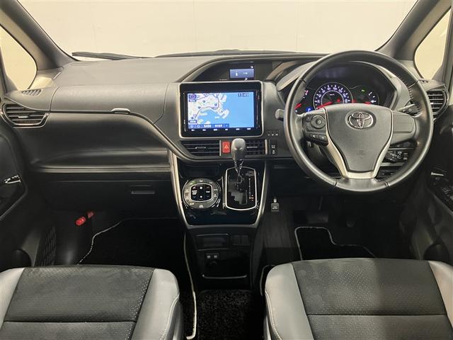 ヴォクシー ＺＳ　煌ＩＩＩ　プリクラッシュ　スマートキ　アイスト　ＤＶＤ再生機能　記録簿付き　横滑り防止装置　ナビＴＶ　アルミ　三列シート　盗難防止　オートエアコン　キーレス　ＥＴＣ装備　パワステ　メモリナビ　クルコン　ＡＢＳ（5枚目）