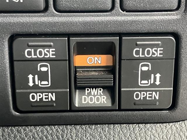 ヴォクシー ＺＳ　煌ＩＩＩ　プリクラッシュ　スマートキ　アイスト　ＤＶＤ再生機能　記録簿付き　横滑り防止装置　ナビＴＶ　アルミ　三列シート　盗難防止　オートエアコン　キーレス　ＥＴＣ装備　パワステ　メモリナビ　クルコン　ＡＢＳ（11枚目）