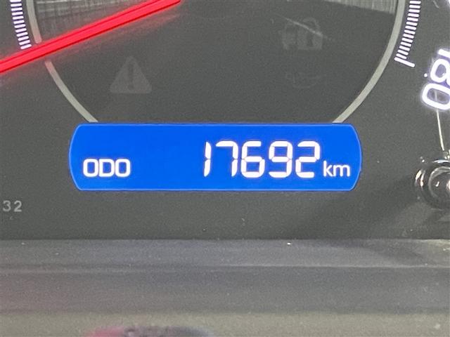 ヴォクシー ＺＳ　煌ＩＩＩ　プリクラッシュ　スマートキ　アイスト　ＤＶＤ再生機能　記録簿付き　横滑り防止装置　ナビＴＶ　アルミ　三列シート　盗難防止　オートエアコン　キーレス　ＥＴＣ装備　パワステ　メモリナビ　クルコン　ＡＢＳ（17枚目）