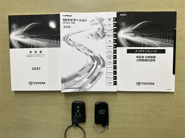 ヴォクシー ＺＳ　煌ＩＩＩ　プリクラッシュ　スマートキ　アイスト　ＤＶＤ再生機能　記録簿付き　横滑り防止装置　ナビＴＶ　アルミ　三列シート　盗難防止　オートエアコン　キーレス　ＥＴＣ装備　パワステ　メモリナビ　クルコン　ＡＢＳ（23枚目）