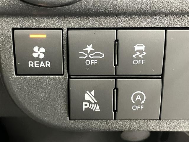 ハイゼットカーゴ クルーズターボ　パワーステアリング　ＬＥＤヘッドライト　パートタイム４ＷＤ　ＥＳＣ　スマートキー　アイドリングストップ　キーフリー　ＡＢＳ　オートエアコン　セキュリティ　前席パワーウインドウ　衝突回避支援ブレーキ（6枚目）