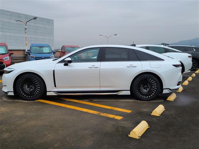 クラウン Z モデリスタフルエアロ 登録済未使用車 ブラックパッケージ 全周囲カメラ 1500W電源コンセント パワーバックドア パノラマフール(3枚目)