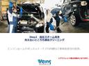 【見えないところも徹底クリーニング】点検の終わった車両は、エンジンルームをはじめ、下回りやタイヤハウス内の汚れを取り除きます。※アウトレット車は対象外。