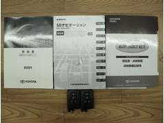 新車時からの整備手帳・取扱説明書も完備しております！！　ぜひ内容もご確認ください。詳しくはスタッフまで！！！もちろん、スマートキーも２個揃っております。 4