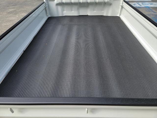 キャリイトラック ＫＣエアコン・パワステ　４ＷＤ・スズキセーフティサポート・ＬＥＤヘッドライト・シンプルナビ（スピーカー付き）・エアコン・パワーステアリング・パワーウインドウ・ゴムマット・アッパーガード・荷台マット・キーレス・ＥＴＣ（9枚目）