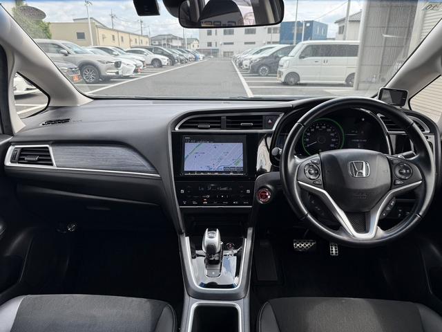 シャトル ハイブリッドＺ　ホンダセンシング　純正８型ナビ／地デジ／バックカメラ／衝突軽減／ＬＥＤ／ＥＴＣ／クーズコントロール／シートヒーター／（19枚目）