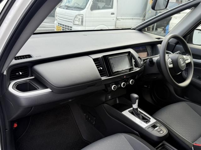 フィット ｅ：ＨＥＶベーシック　社外ナビ／ＳＤオーディオ／レーダークルーズ／ＬＥＤ／コーナーセンサー／衝突軽減／スマートキー／プッシュスタート／（40枚目）