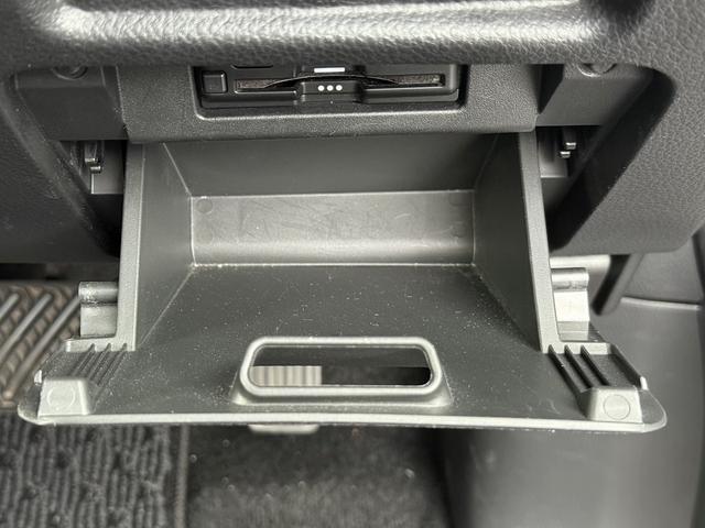 エルグランド ２５０ハイウェイスターＳ　純正ナビ／地デジ／バックカメラ／４ＷＤ／衝突軽減ブレーキ／ＬＥＤヘッドライト／ＥＴＣ／両側電動スライドドア／ハーフレザー／クルーズコントロール／Ｂｌｕｔｏｏｔ接続可能／８人乗り／スマートキー／（61枚目）