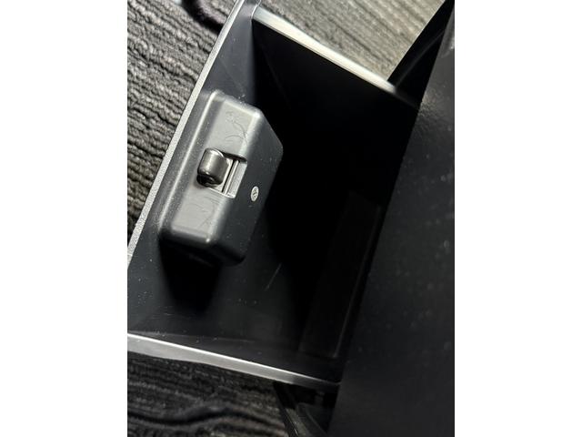 アルファード ２．５Ｓ　レンタＵＰ／メーカーツインサンルーフ／純正９型ナビ／地デジ／バックカメラ／両側電動スライドドア／衝突軽減ブレーキ／レーダークルーズ／ＬＥＤヘッドライト／純正１８インチＡＷ／コーナーセンサー／ＢＴ接続／（64枚目）