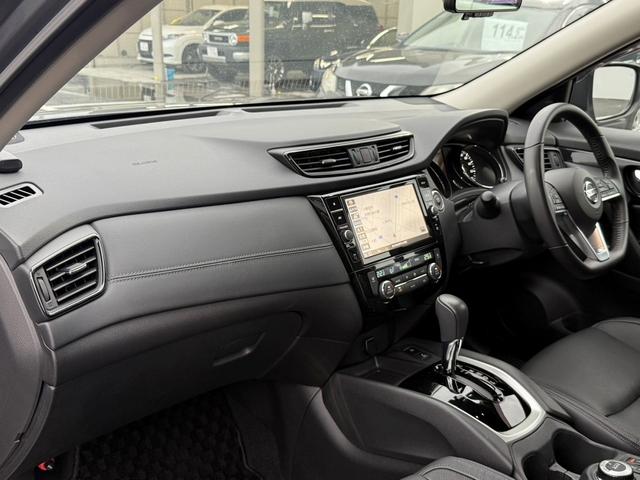エクストレイル モード・プレミアｉ　ハイブリッド　メーカー９型ナビ／プロパイロット／地デジ／黒革シート／アラウンドビューカメラ／デジタルインナーミラー／電動リアゲート／衝突軽減ブレーキ／ＥＴＣ／全席シートヒーター／４ＷＤ／純正１９ＡＷ／スマートキー（42枚目）