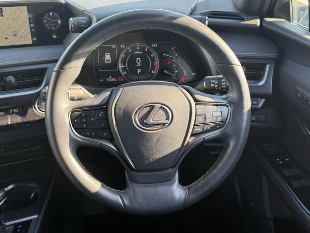 UX UX200 バージョンC 純正ナビ/地デジ/Bカメラ/シートヒータ-/レーダークルーズ/衝突軽減/パワーシート/ETC/ステアリングヒーター/電動リアゲート/Bluetooth接続/スマートフォン置くだけ充電/(19枚目)