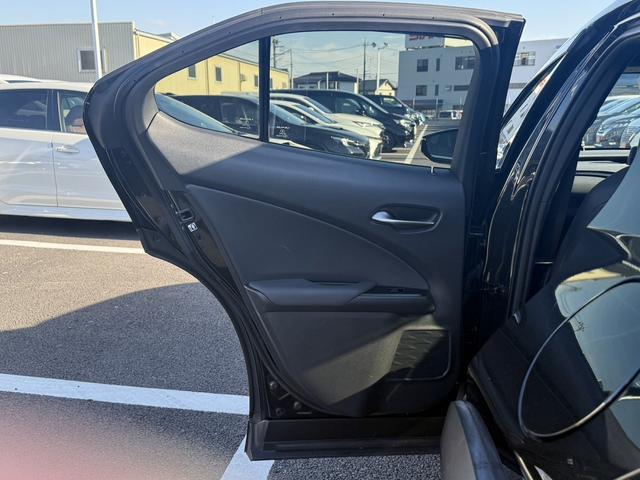 UX UX200 バージョンC 純正ナビ/地デジ/Bカメラ/シートヒータ-/レーダークルーズ/衝突軽減/パワーシート/ETC/ステアリングヒーター/電動リアゲート/Bluetooth接続/スマートフォン置くだけ充電/(36枚目)