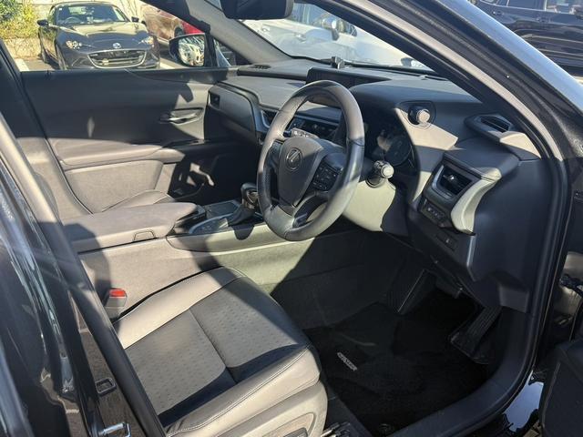 UX UX200 バージョンC 純正ナビ/地デジ/Bカメラ/シートヒータ-/レーダークルーズ/衝突軽減/パワーシート/ETC/ステアリングヒーター/電動リアゲート/Bluetooth接続/スマートフォン置くだけ充電/(38枚目)