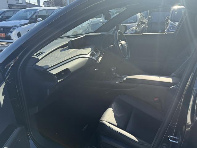 UX UX200 バージョンC 純正ナビ/地デジ/Bカメラ/シートヒータ-/レーダークルーズ/衝突軽減/パワーシート/ETC/ステアリングヒーター/電動リアゲート/Bluetooth接続/スマートフォン置くだけ充電/(42枚目)