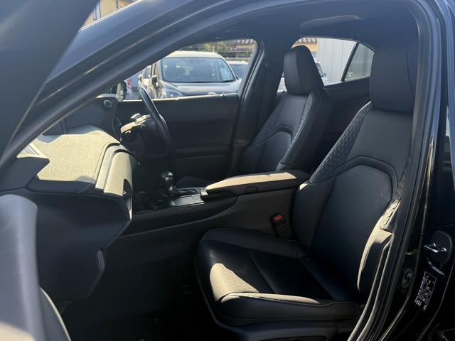 UX UX200 バージョンC 純正ナビ/地デジ/Bカメラ/シートヒータ-/レーダークルーズ/衝突軽減/パワーシート/ETC/ステアリングヒーター/電動リアゲート/Bluetooth接続/スマートフォン置くだけ充電/(44枚目)