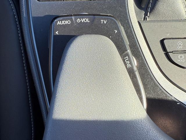 UX UX200 バージョンC 純正ナビ/地デジ/Bカメラ/シートヒータ-/レーダークルーズ/衝突軽減/パワーシート/ETC/ステアリングヒーター/電動リアゲート/Bluetooth接続/スマートフォン置くだけ充電/(59枚目)