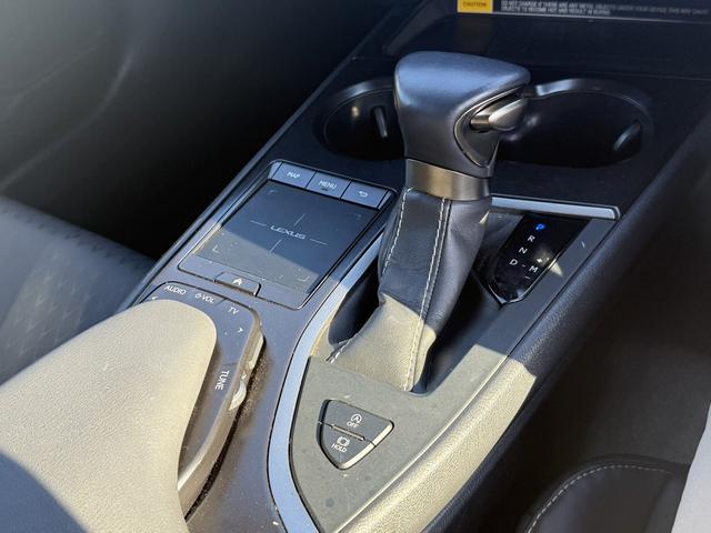 UX UX200 バージョンC 純正ナビ/地デジ/Bカメラ/シートヒータ-/レーダークルーズ/衝突軽減/パワーシート/ETC/ステアリングヒーター/電動リアゲート/Bluetooth接続/スマートフォン置くだけ充電/(61枚目)