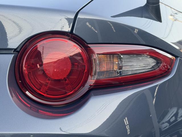 ロードスターＲＦ ＶＳ　６速ＭＴ／赤革シート／Ｂｒｅｎｂｏキャリパー／地デジ／クルーズコントロール／シートヒーター／ＢＢＳホイール／ＥＴＣ／ＬＥＤヘッドライト／電動開閉式ハードトップ／禁煙車／スマートキー／プッシュスタート／（21枚目）