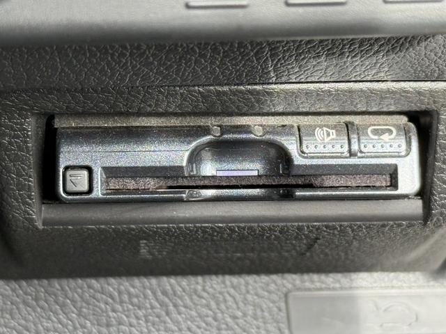 レヴォーグ ２．０ＳＴＩスポーツアイサイト　純正８インチナビ　バックカメラ　フルセグ　アイサイトバージョン３　アダクティブクルーズコントロール　アドバンスドセーフティパッケージ　シートヒーター　ＥＴＣ　メモリー機能付きパワーシート　サイドビュー（6枚目）