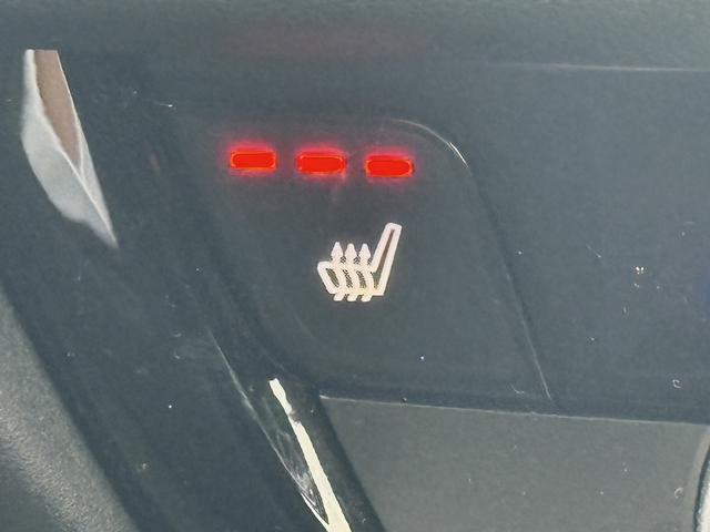 ヴェゼル ｅ：ＨＥＶ　Ｚ　禁煙車　純正９インチナビ　１０スピーカー　マルチビューカメラ　フルセグ　電動リアゲート　アダクティブクルーズコントロール　衝突軽減　ハーフレザー　シートヒーター　ステアリングヒーター　ＥＴＣ（7枚目）