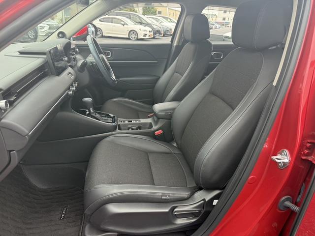 ヴェゼル ｅ：ＨＥＶ　Ｚ　禁煙車　純正９インチナビ　１０スピーカー　マルチビューカメラ　フルセグ　電動リアゲート　アダクティブクルーズコントロール　衝突軽減　ハーフレザー　シートヒーター　ステアリングヒーター　ＥＴＣ（43枚目）