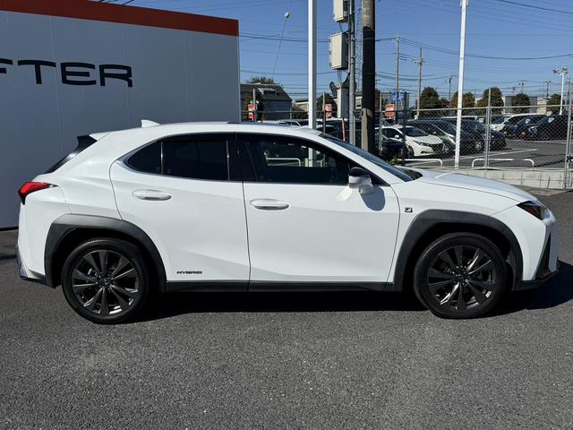 UX UX250h バージョンL ムーンルーフ 3眼LEDヘッドライト OP黒革シート メーカーナビ バックカメラ シートベンチレーション フルセグTV パワーバックドア ステアリングヒーター アダクティブクルーズ 衝突軽減ブレーキ(4枚目)