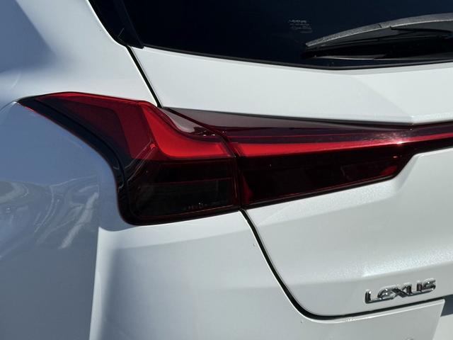 UX UX250h バージョンL ムーンルーフ 3眼LEDヘッドライト OP黒革シート メーカーナビ バックカメラ シートベンチレーション フルセグTV パワーバックドア ステアリングヒーター アダクティブクルーズ 衝突軽減ブレーキ(16枚目)