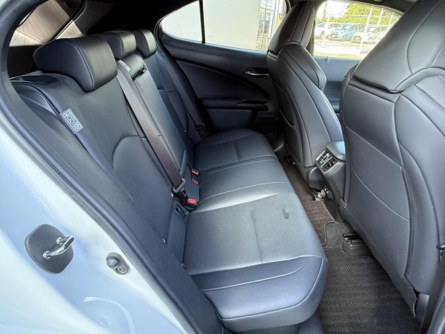 UX UX250h バージョンL ムーンルーフ 3眼LEDヘッドライト OP黒革シート メーカーナビ バックカメラ シートベンチレーション フルセグTV パワーバックドア ステアリングヒーター アダクティブクルーズ 衝突軽減ブレーキ(32枚目)