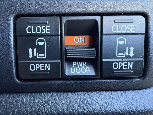 ノア ハイブリッドＳｉ　禁煙車　純正１０．５インチナビ　後席モニター　両側電動スライドドア　寒冷地仕様　リアオートエアコン　バックカメラ　７人乗り　衝突軽減ブレーキ　純正１６インチＡＷ　シートヒーター　ＥＴＣ　ハーフレザー（5枚目）