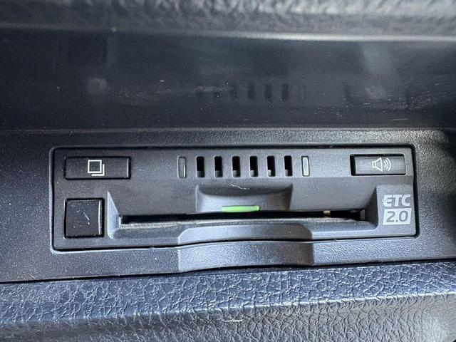 ノア ハイブリッドＳｉ　禁煙車　純正１０．５インチナビ　後席モニター　両側電動スライドドア　寒冷地仕様　リアオートエアコン　バックカメラ　７人乗り　衝突軽減ブレーキ　純正１６インチＡＷ　シートヒーター　ＥＴＣ　ハーフレザー（6枚目）