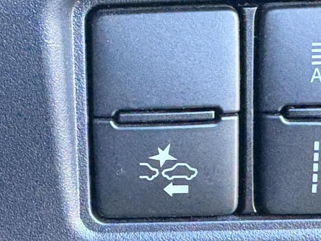 ノア ハイブリッドＳｉ　禁煙車　純正１０．５インチナビ　後席モニター　両側電動スライドドア　寒冷地仕様　リアオートエアコン　バックカメラ　７人乗り　衝突軽減ブレーキ　純正１６インチＡＷ　シートヒーター　ＥＴＣ　ハーフレザー（7枚目）