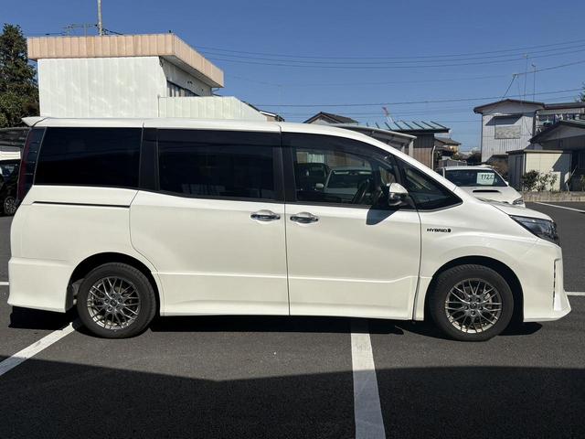 ノア ハイブリッドＳｉ　禁煙車　純正１０．５インチナビ　後席モニター　両側電動スライドドア　寒冷地仕様　リアオートエアコン　バックカメラ　７人乗り　衝突軽減ブレーキ　純正１６インチＡＷ　シートヒーター　ＥＴＣ　ハーフレザー（10枚目）