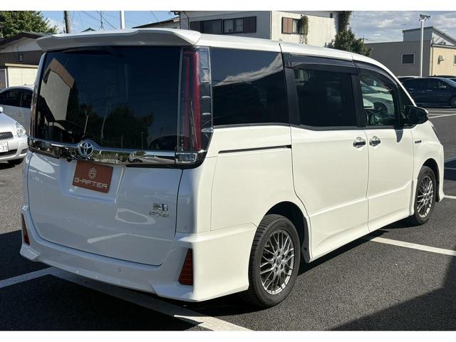 ノア ハイブリッドＳｉ　禁煙車　純正１０．５インチナビ　後席モニター　両側電動スライドドア　寒冷地仕様　リアオートエアコン　バックカメラ　７人乗り　衝突軽減ブレーキ　純正１６インチＡＷ　シートヒーター　ＥＴＣ　ハーフレザー（11枚目）