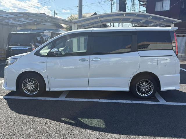 ノア ハイブリッドＳｉ　禁煙車　純正１０．５インチナビ　後席モニター　両側電動スライドドア　寒冷地仕様　リアオートエアコン　バックカメラ　７人乗り　衝突軽減ブレーキ　純正１６インチＡＷ　シートヒーター　ＥＴＣ　ハーフレザー（14枚目）