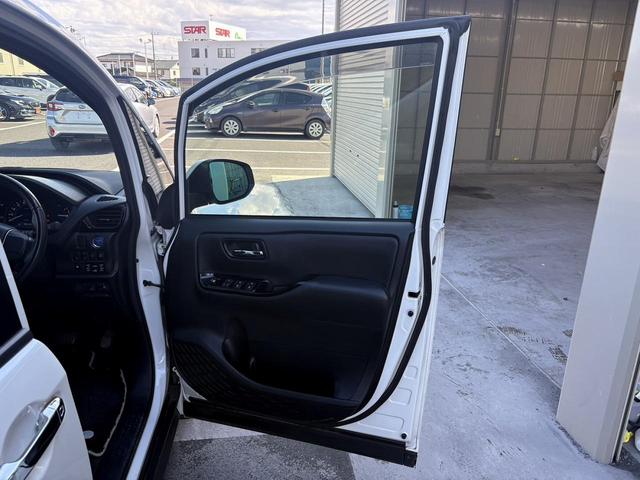 ノア ハイブリッドＳｉ　禁煙車　純正１０．５インチナビ　後席モニター　両側電動スライドドア　寒冷地仕様　リアオートエアコン　バックカメラ　７人乗り　衝突軽減ブレーキ　純正１６インチＡＷ　シートヒーター　ＥＴＣ　ハーフレザー（28枚目）