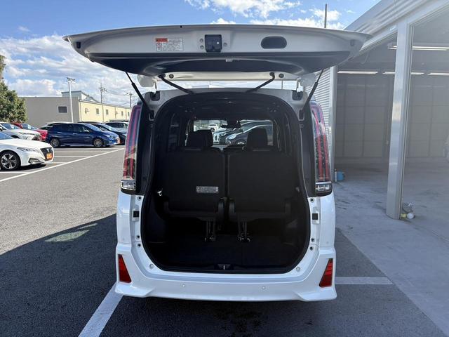 ノア ハイブリッドＳｉ　禁煙車　純正１０．５インチナビ　後席モニター　両側電動スライドドア　寒冷地仕様　リアオートエアコン　バックカメラ　７人乗り　衝突軽減ブレーキ　純正１６インチＡＷ　シートヒーター　ＥＴＣ　ハーフレザー（30枚目）