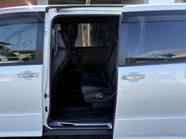 ノア ハイブリッドＳｉ　禁煙車　純正１０．５インチナビ　後席モニター　両側電動スライドドア　寒冷地仕様　リアオートエアコン　バックカメラ　７人乗り　衝突軽減ブレーキ　純正１６インチＡＷ　シートヒーター　ＥＴＣ　ハーフレザー（32枚目）