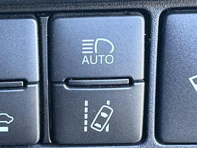 ノア ハイブリッドＳｉ　禁煙車　純正１０．５インチナビ　後席モニター　両側電動スライドドア　寒冷地仕様　リアオートエアコン　バックカメラ　７人乗り　衝突軽減ブレーキ　純正１６インチＡＷ　シートヒーター　ＥＴＣ　ハーフレザー（52枚目）