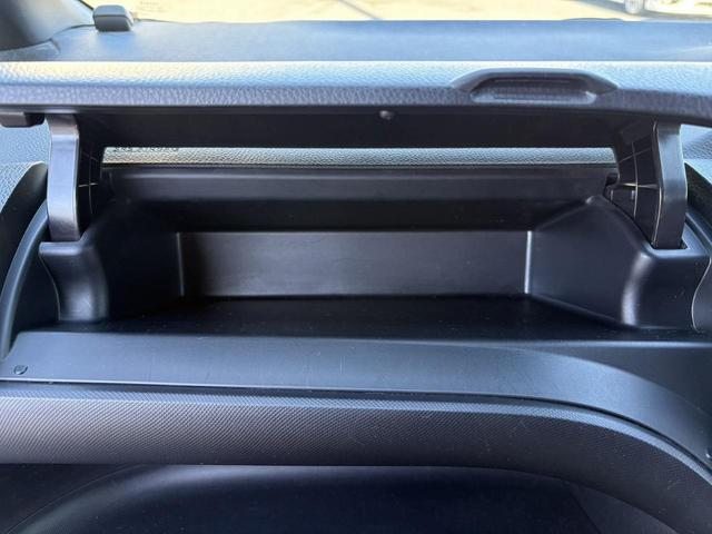 ノア ハイブリッドＳｉ　禁煙車　純正１０．５インチナビ　後席モニター　両側電動スライドドア　寒冷地仕様　リアオートエアコン　バックカメラ　７人乗り　衝突軽減ブレーキ　純正１６インチＡＷ　シートヒーター　ＥＴＣ　ハーフレザー（69枚目）