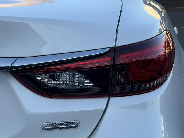 アテンザセダン ２５Ｓ　Ｌパッケージ　禁煙車　白革シート　ＢＯＳＥサウンド　純正７インチナビ　フルセグ　バックカメラ　クルーズコントロール　ヘッドアップディスプレイ　シートヒーター　パワーシート　ＥＴＣ　アイドリングストップ（8枚目）