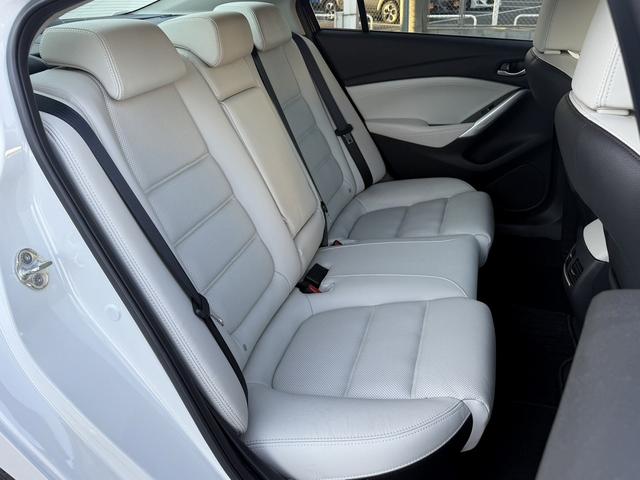 アテンザセダン ２５Ｓ　Ｌパッケージ　禁煙車　白革シート　ＢＯＳＥサウンド　純正７インチナビ　フルセグ　バックカメラ　クルーズコントロール　ヘッドアップディスプレイ　シートヒーター　パワーシート　ＥＴＣ　アイドリングストップ（11枚目）